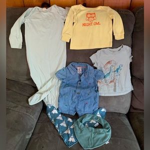0-3 mo Bundle/Lot of 6 pieces - Romper-Two tops-2bibs-& sleeper. All GUC